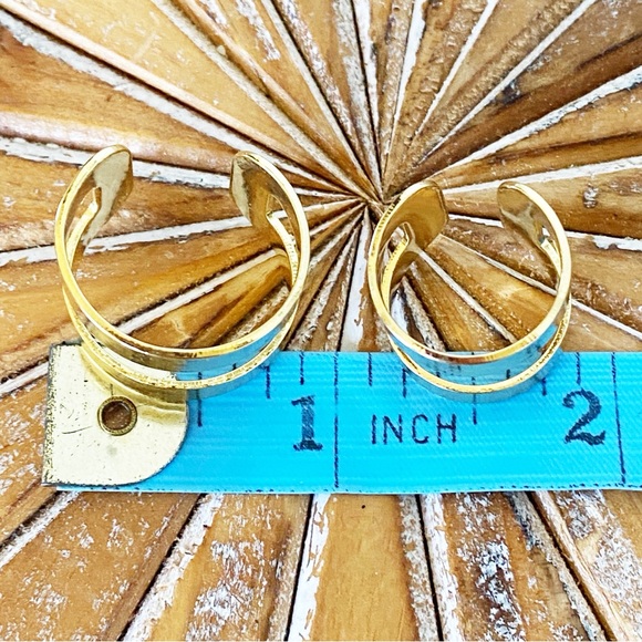 🥰 A Set of Two Gold Tone Rings One Size Fits All - Picture 6 of 9